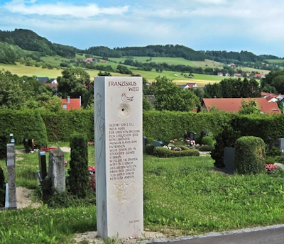 Stele mit Loch Stele mit Loch