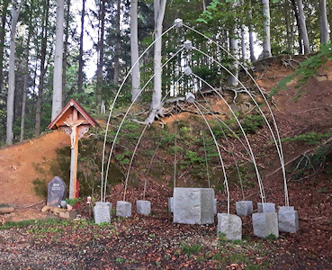 Waldkreuz mit 'offener Kapelle' Waldkreuz mit 'offener Kapelle'